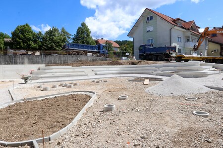 GRADNJA OTROŠKEGA IGRIŠČA RAKEK 03 FOTO LJUBO VUKELIČ